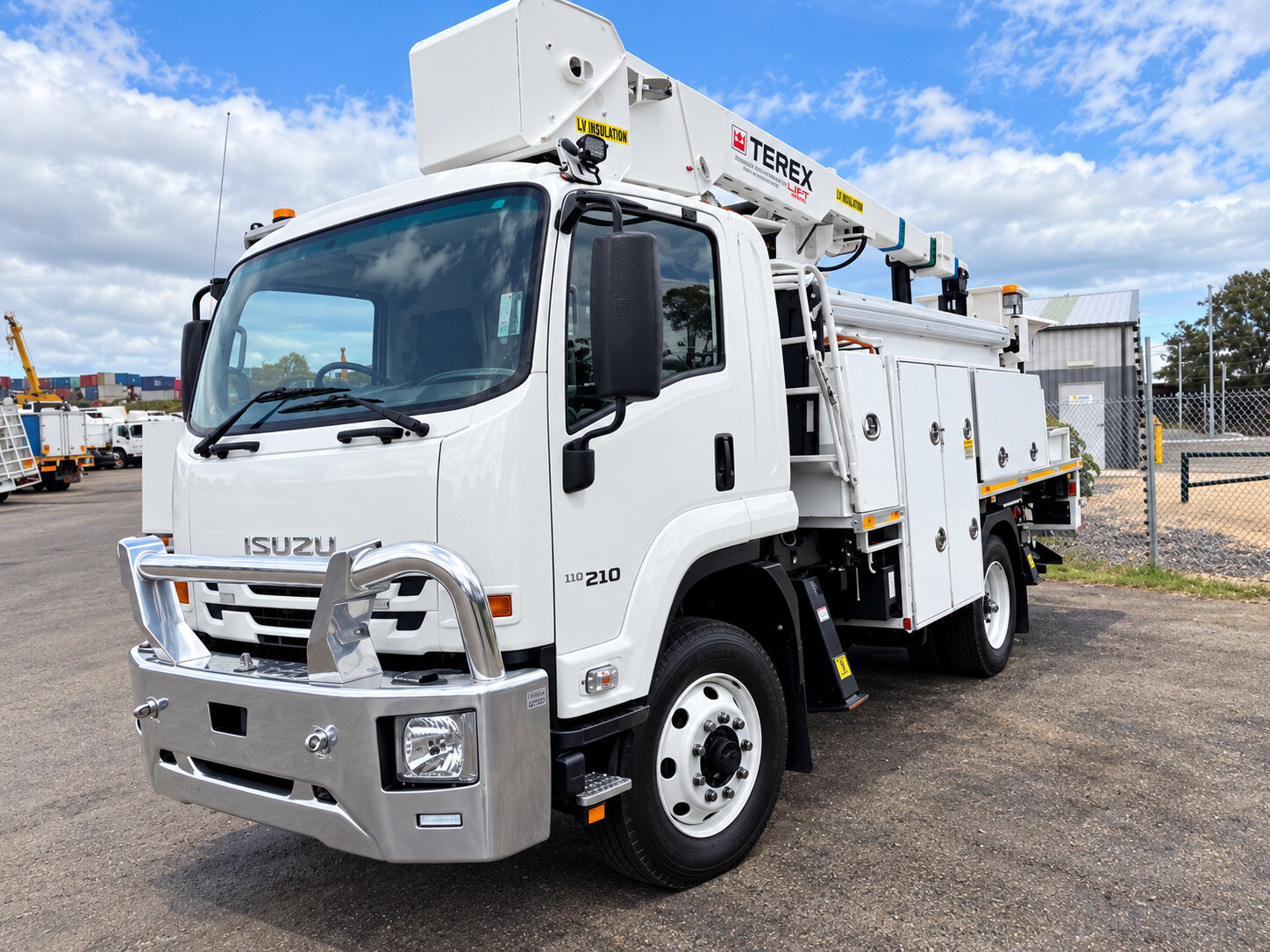 Three-quarter front view of the Isuzu Terex LT40 insulated EWP truck