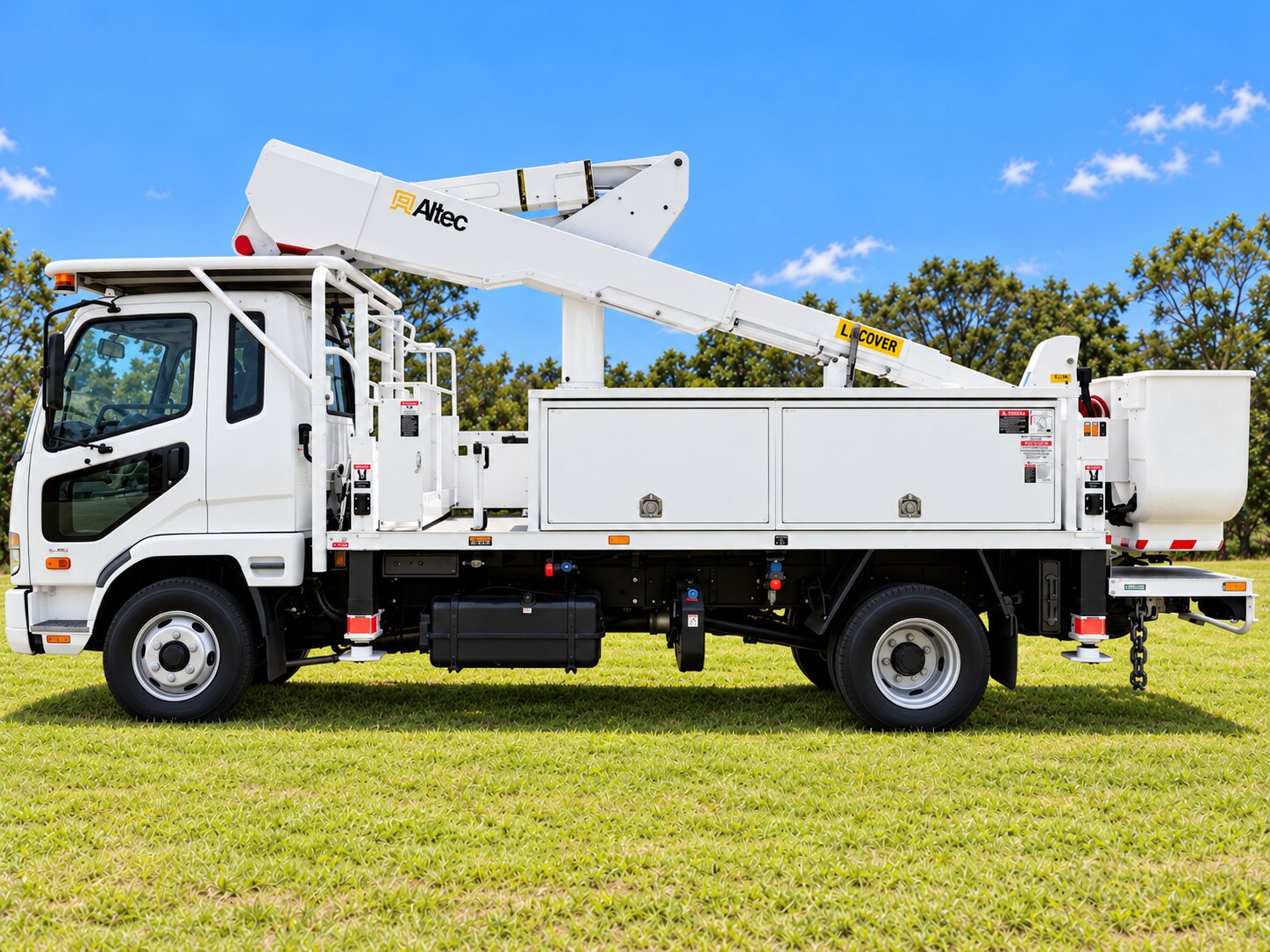 2016 Mitsubishi Fuso Fighter FK600 Altec AT375 front view