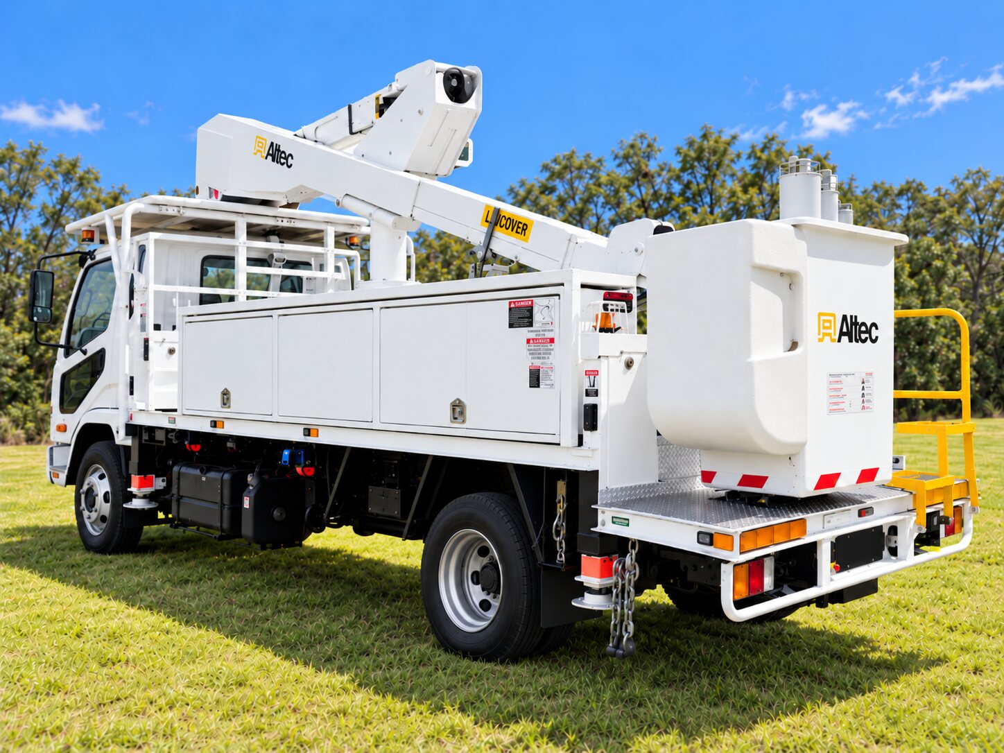 Mitsubishi Fuso Fighter Altec AT375 EWP truck side view