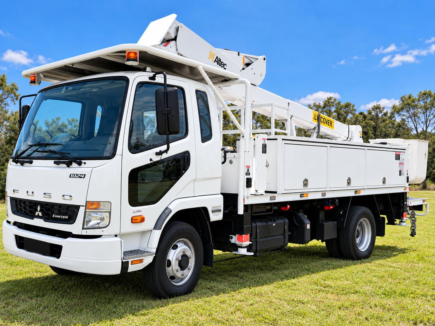 Altec AT375 basket and boom configuration on Mitsubishi Fuso truck